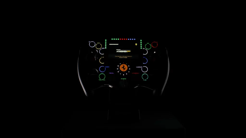 Volant Thrustmaster Ferrari 499P Centenary Winner Edition allumé et présenté seul sur fond noir.