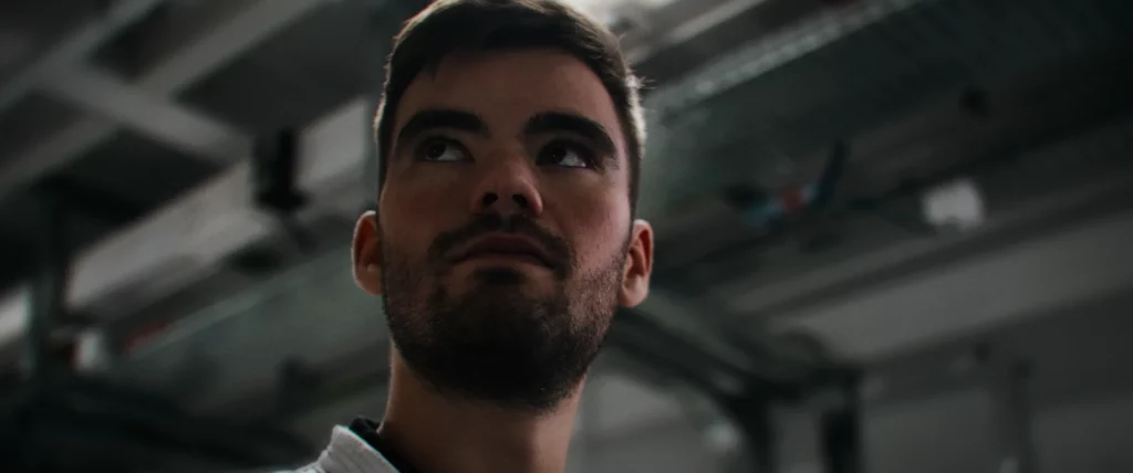 Portrait en contre-plongée d’un apprenti dans un atelier industriel pour le film Fabriquer son avenir.