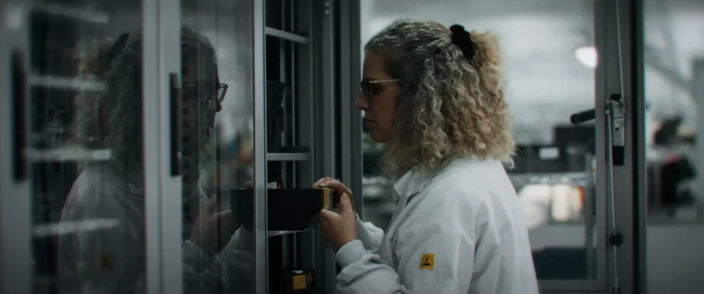 Professionnelle travaillant sur une machine industrielle dans le film L’industrie au féminin du Campus Fougères Vitré Industrie.