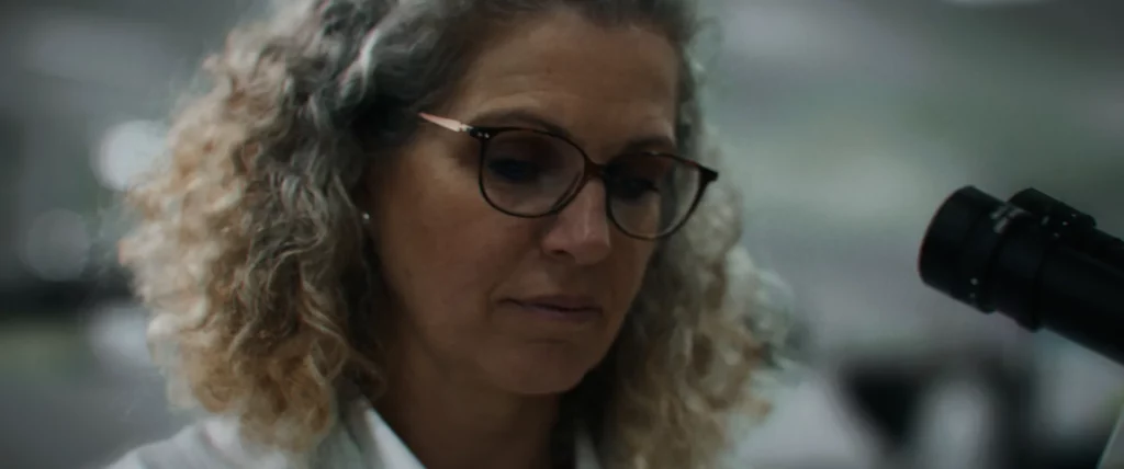 Portrait d’une technicienne en environnement industriel pour le film L’industrie au féminin.