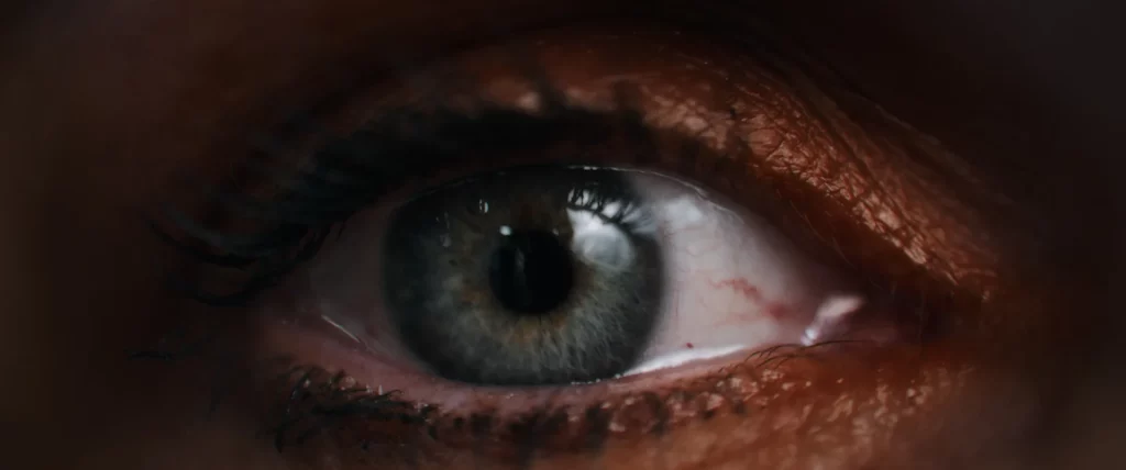 Très gros plan sur le regard d’une professionnelle dans le film documentaire L’industrie au féminin.