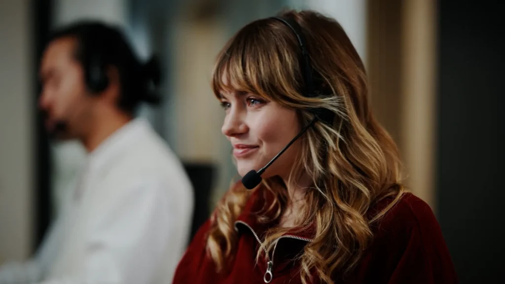 Conseillère de profil portant un micro-casque dans Flexible Contact Center d’Orange Business