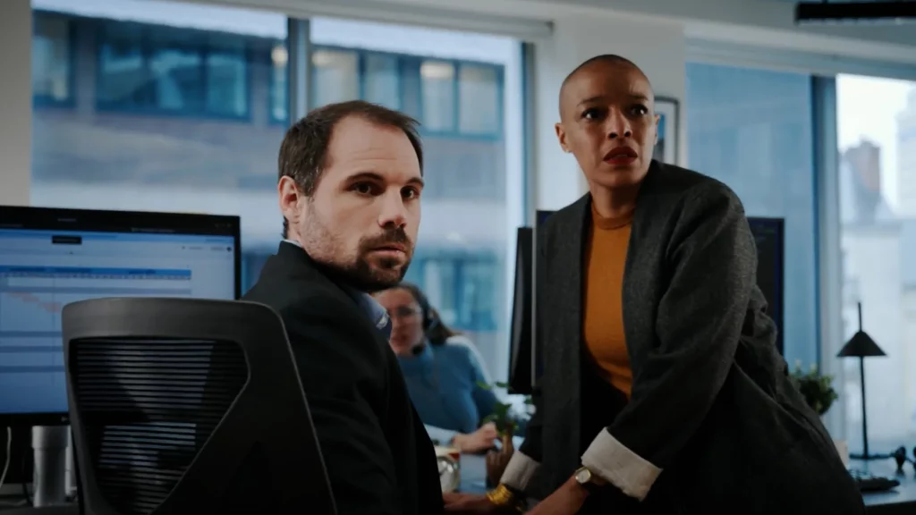 Deux collaborateurs regardant hors champ dans le centre de contact de Flexible Contact Center
