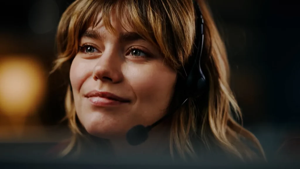 Portrait serré d’une conseillère avec micro-casque dans Flexible Contact Center d’Orange Business