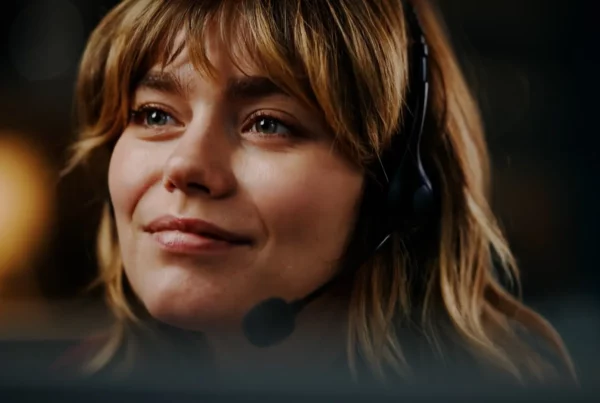 Portrait serré d’une conseillère avec micro-casque dans Flexible Contact Center d’Orange Business