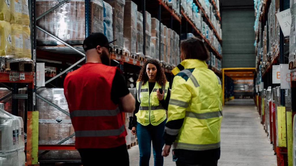 2026-ydeo-ensemble-formulons-votre-avenir-bts-entrepot-equipe-tournage Coulisses du tournage YDEO en laboratoire, avec une femme préparant des liquides colorés devant le matériel de prise de vue.