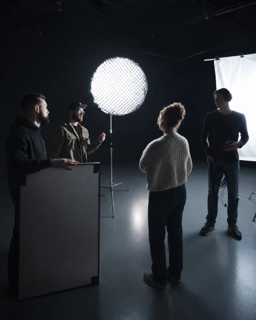 Équipe de tournage préparant une production vidéo professionnelle en studio.