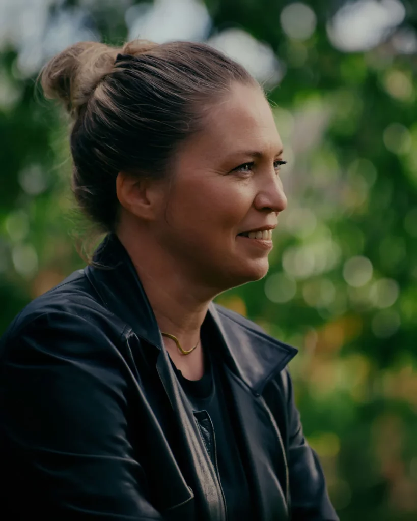 Portrait de Virginie Labbé en extérieur pour le film Hitachi Construction Machinery.