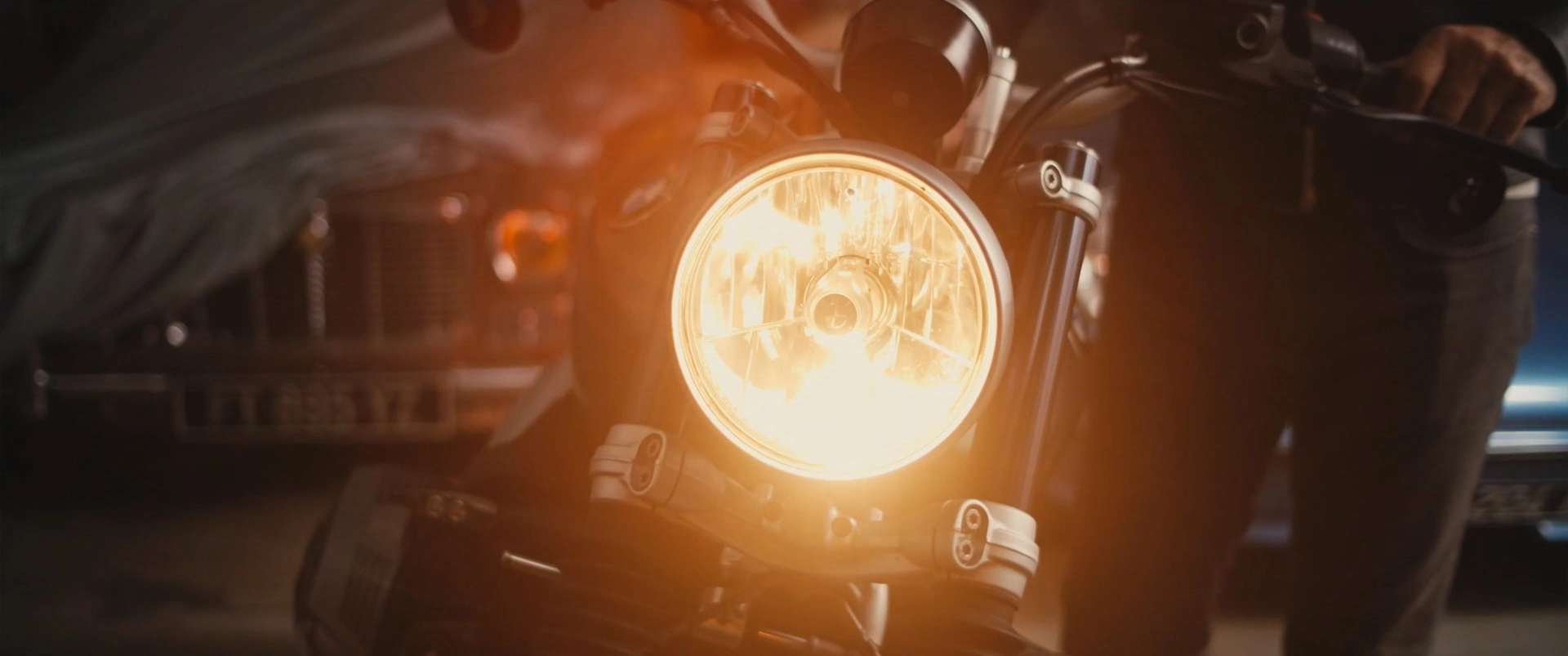 optiques-canon-fd-moto-flare Phare de moto allumé avec un flare chaud dans une image tournée avec une optique Canon FD.